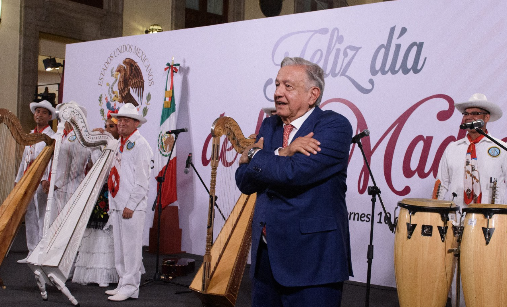López Obrador casi al llanto en plena serenata por el Día de las Madres